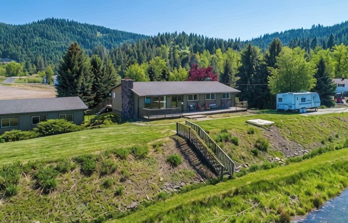 Discover St. Maries charm in our spacious 3-bedroom retreat