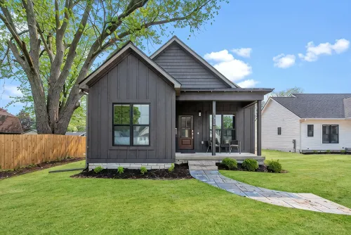 Luxury Property-Walk to Lake and Downtown Lake Geneva. Pet Friendly, Sleeps 8 - 4-Star