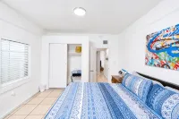 Route 66 Downtown Blue Bungalow w/Fenced Yard, AC, W/D, 4 Smart TVs, Fast Wi-Fi - 4-Star