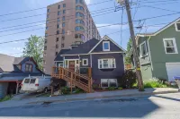 Spacious suite in the heart of downtown - Condos