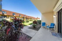 Affordable One Br Main Floor Condo Right on the Beach - King Bed & Heated Pool! - 4 ดาว