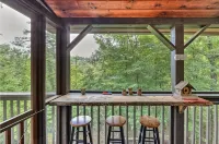 Katahdin Cabin, tranquil n rustic with inside hot tub, close to town! Romantic! - 2つ星