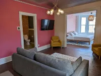 Cozy apartment just off the square in historic downtown Galesville. - Homestays