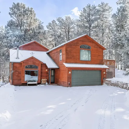 Peaceful getaway in the woods with fully fenced yard- Pet friendly!