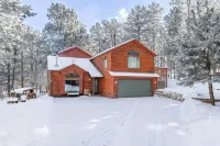 Peaceful getaway in the woods with fully fenced yard- Pet friendly! - Familievenlig