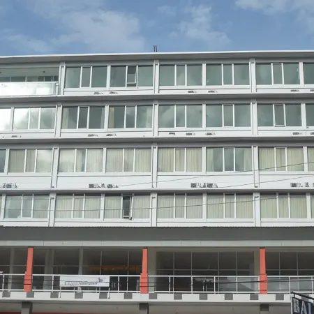 L Bajo Hotel