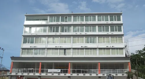 L Bajo Hotel