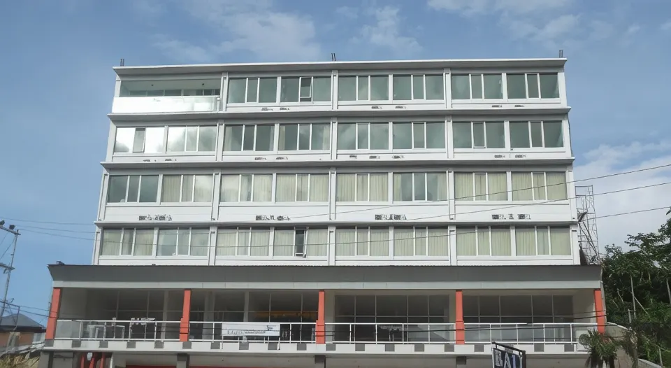 L Bajo Hotel