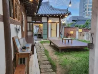Hundred Years Hanok - Mountain view
