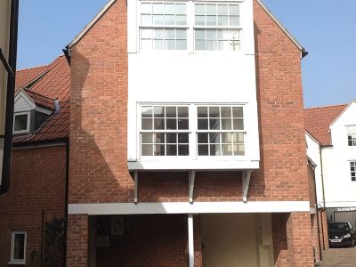 Town House in Central Wells with parking