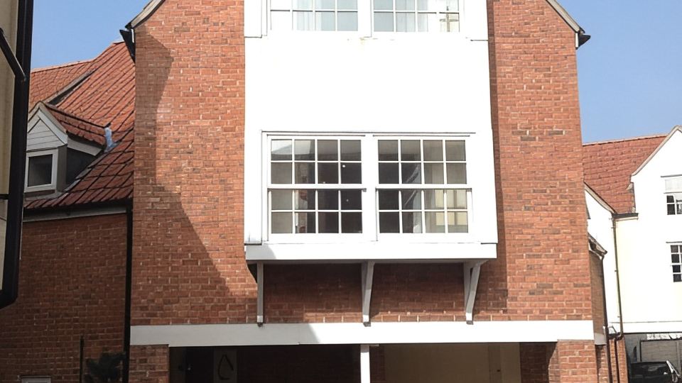 Town House in Central Wells with parking