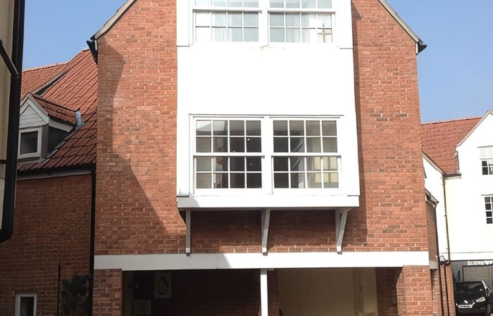 Town House in Central Wells with parking
