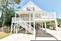 1 Block to Beach Pet Friendly Large Deck & Living Space +Plenty PK - 4-Star