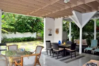 Gated cottage, 3 blocks to beach, A/C  Close to Tunnels. Lots of outdoor space - บ้านพักหลังเล็ก
