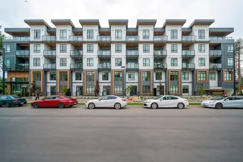 Bright 3BR 2BA Urban Condo | Convenient to King George SkyTrain - 3 estrellas