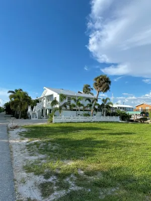 Antigua Cay Retreat is a stylish home with pool on deep water canal in Bokeelia - プール