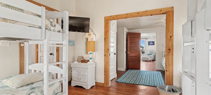 Charming Outer Banks Cottage with Stunning Ocean Views - Hot Tub - Walk to Beach Hoteles en Kitty Hawk