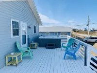 Cozy Beach House with Newly Renovated Kitchen-Just a 1 Minute Walk to the Beach - Parvekkeita