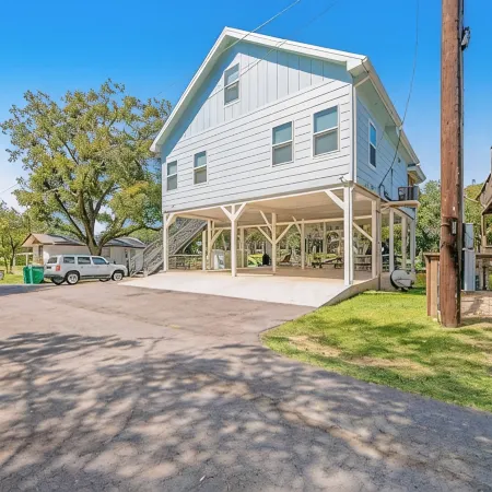 Lakefront Dog-friendly Home With Kayaks, Sup's, Huge Screened Porch