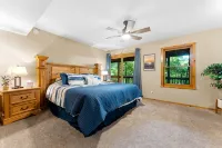 Table Rock Lake View, Huge Deck, Trees, Quiet, Updated, Decorated for Holidays! - Chalets