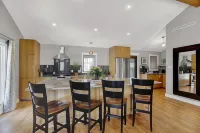 Alcove: Steps to Main St-High End Home w/Hot-Tub!