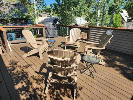 Newly remodeled tucked away in an alley. Very private location in an Aspen grove Отели рядом с достопримечательностью «Сода Спринг»