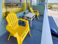 BRIGHT SUNNY HAPPY Beachside Condo!!!!
