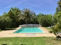 Clos de la Colombe Hotels in Péret