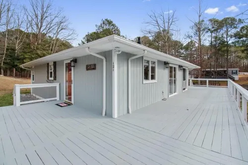 Peaceful Waterfront Home. Pet-friendly. Boat dock. Fast internet.