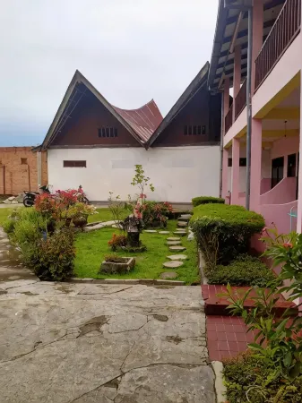 Bernard Guest House Отели в г. Остров Самосир