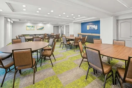 Spark by Hilton Woodbridge Отели рядом с достопримечательностью «Потомак»