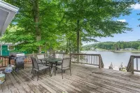 Charming 3-bedroom home on beautiful High Rock Lake with Private Boat Dock