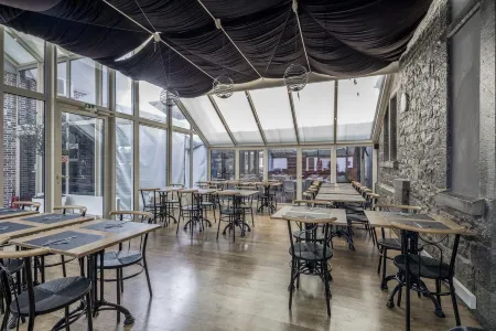 New Hotel de Lives Отели рядом с достопримечательностью «Couvent des Soeurs de Notre-Dame (Convent of the Sisters of Notre-Dame)»