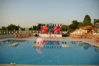 Double Royal Hotel - ที่มีสระว่ายน้ำ