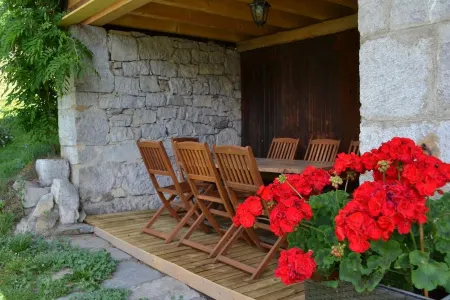 4-star apartment in a magnificent Savoyard chalet - 50 m from the slopes