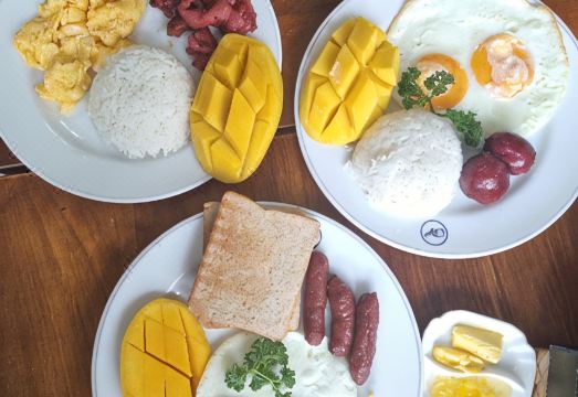 해변과 인접한 라 카멜라