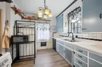 The Castle is Back! 4 Br/3.5 BA, Game Room, Jacuzzi Bathtub! 1 Mile from UT!