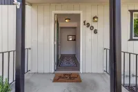 Fire Pit, Spacious Deck and Fenced Yard - Charming Cozy Haven Hotels in Coeur d'Alene