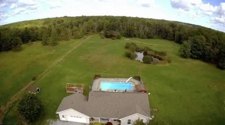 40 Acre Vacation Rental Cottage with Swimming Pool in Niagara Отели в г. Порт Колборн