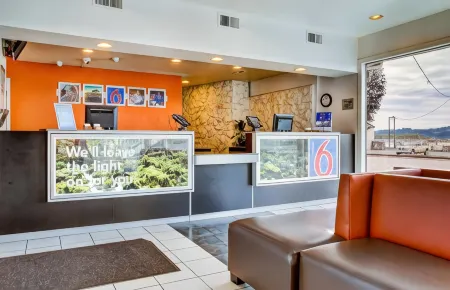 Motel 6 Coos Bay, or Отели рядом с достопримечательностью «Sky Bar»
