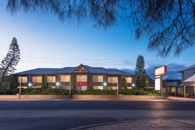 Bellevue on the Lakes Hotels near Myer Street Jetty