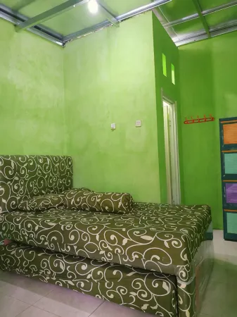 Abyasri Homestay (Khusus Wanita) Отели в г. Tegal Regency