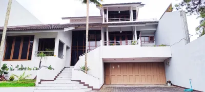 Rumah Oma Lembang for Family & Friends Hotels in Gudangkahuripan