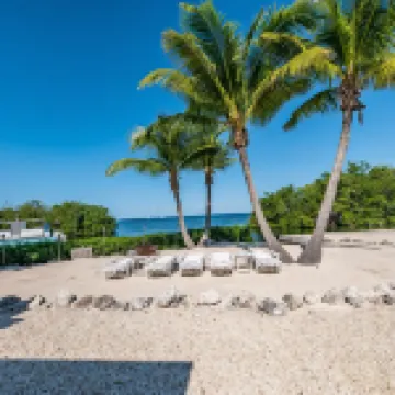 Tiki Hut and Dockage for Boats - Charming Coastal Haven