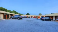 Country Roads Motor Inn - parking