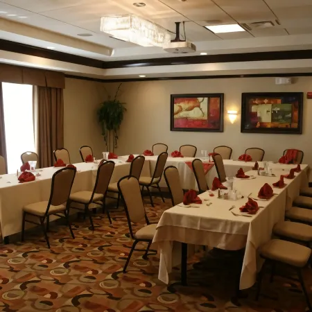 Hilton Garden Inn Cincinnati Blue Ash Отели рядом с достопримечательностью «Serene Suites Premier Memory Care»