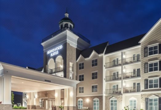 홈우드 스위트의 편안한 침대와 객실 전경