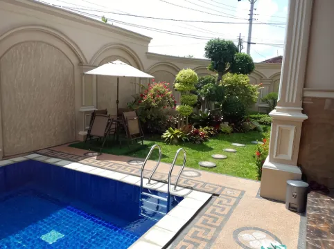 Villa Syariah Muvida Dengan Kolam Renang di Tengah Kota