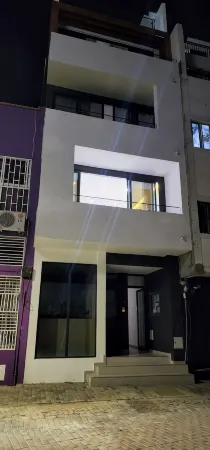 Kingfisher Plateau. 2A Apt on Rua Pedonal. Praia Central_ Near cafes & shops Отели рядом с достопримечательностью «Praia de Gamboa Beach»