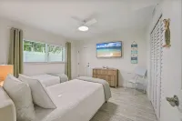 BEST LOCATION! NORTH END OF ANNA MARIA, FL STEPS TO BEACH & DINING -  LOWER UNIT